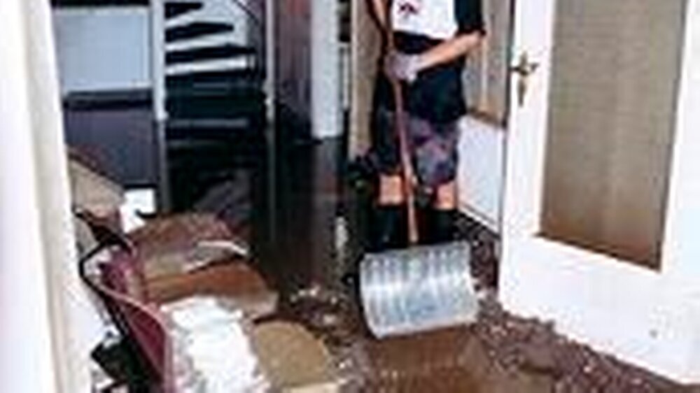 Die Praxis Havemann in Pirna: Nachdem das Wasser sank, konnten die Helfer das, was übrig geblieben war, nur noch ausräumen. Heute steht Dr. Kerstin Havemann freudig und stolz in ihren wieder aufgebauten Räumen.