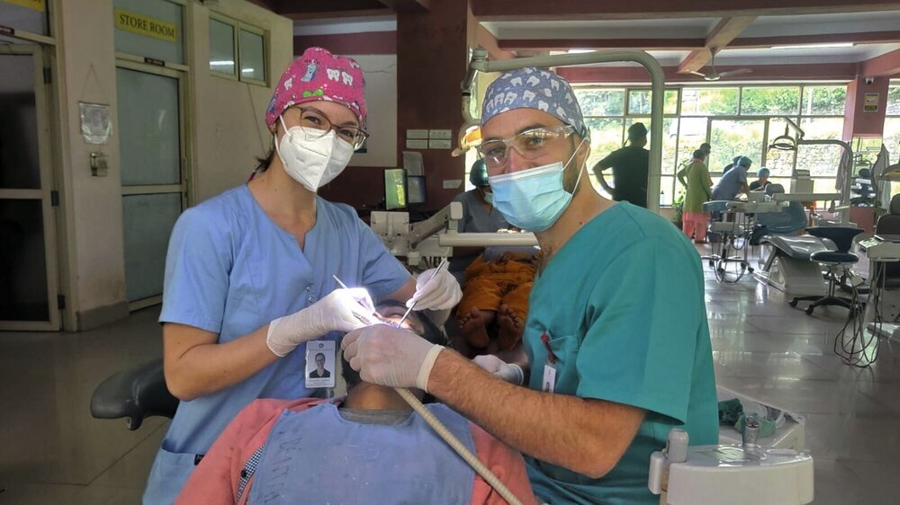 Dhulikhel Hospital in Nepal, Gwendolin und Friedrich beim Einsatz während ihrer Auslandsfamulatur.