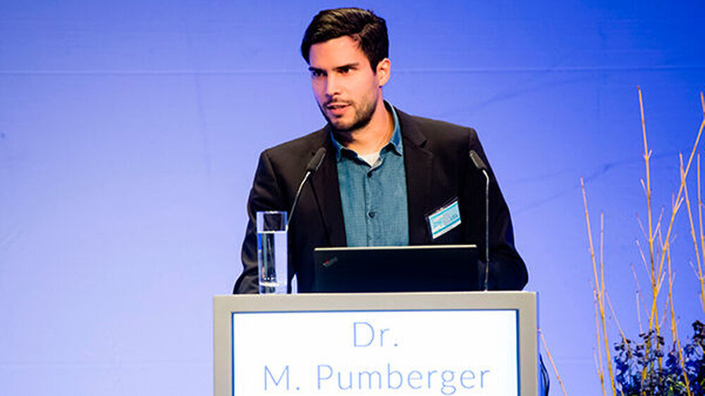 Dr. Matthias Pumberger, Charité Berlin, sprach zum Thema "Rücken". Über 50 Prozent der Zahnärzte seien von Rückenproblemen betroffen. Die Schmerzen nähmen mit der Dauer der Berufsausübung zu. Wichtig sei, die Fehlhaltung bei der Arbeit zu reduziere