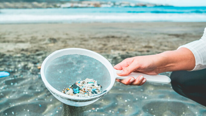 Plastikteilchen aus zerfallendem Kunststoffmüll sind allgegenwärtig. Je kleiner die Partikel, desto gefährlicher sind die Folgen.