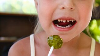 Mädchen mit Lolli und Karies