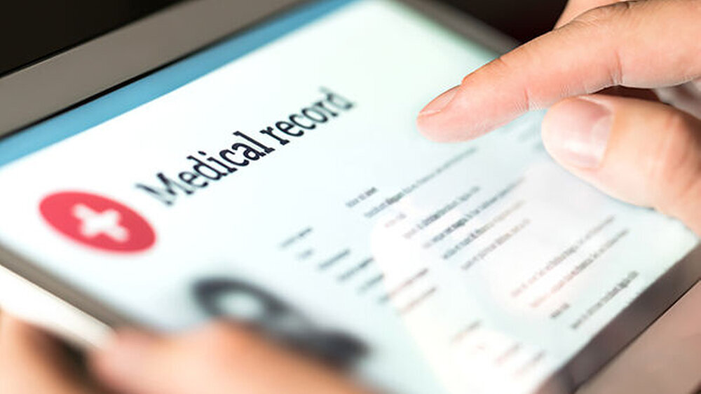In der Startphase soll es zunächst für Patienten noch keine Möglichkeit geben, die Akte so einzustellen, dass nur ein Teil der Informationen in der ePA sichtbar wird. Der Arzt sieht dann alles – oder eben nichts.