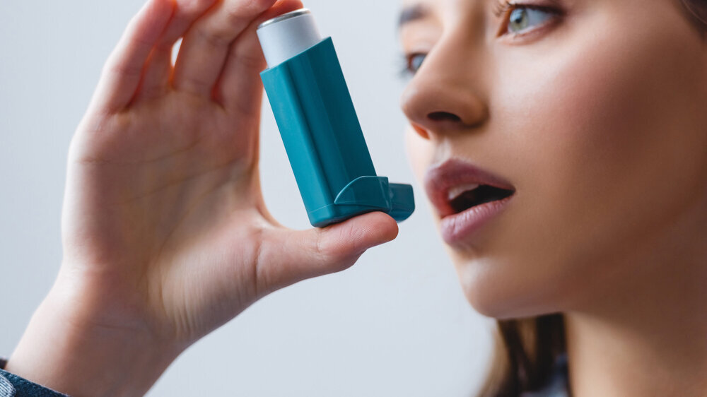 Durch die Anwendung des Asthma-Inhalators reduziert sich der Speichelfluss. In der Folge kann sich die Mundflora ändern. Dagegen hilft: Zähneputzen!
