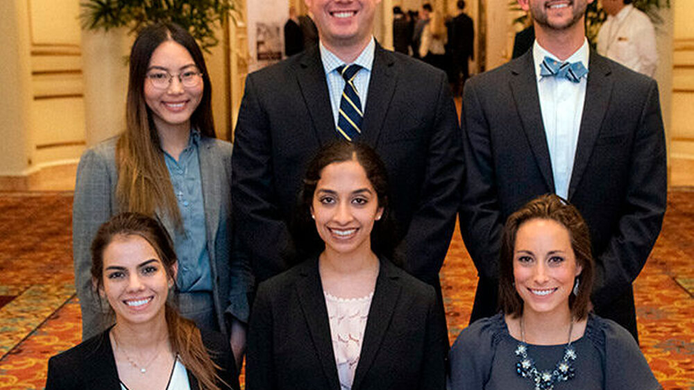 Die Preisträger 2019 des SCADA-Wettbewerbs von AADR und Dentsply Sirona (von links); hintere Reihe: Quynh Nguyen, Patrick Donnelly und Blake Crosby; vordere Reihe (von links): Alexandra Oklejas, Deepti Karhade und Kathleen Schessler.