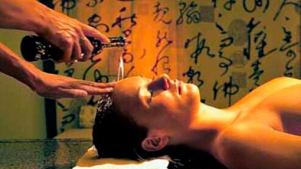 Ayurveda soll Körper und Seele in Einklang bringen. Aber ab und an ist auch Vorsicht angesagt – wenn es um unbekannte Medikamente geht.