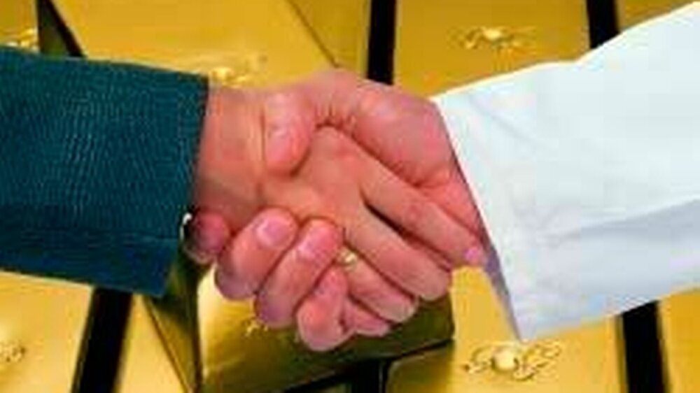 Goldener Handschlag zwischen Zahnarzt und Mitarbeiterin: Aufhebungsvertrag und Abfindung können Alternativen zur Kündigung sein.