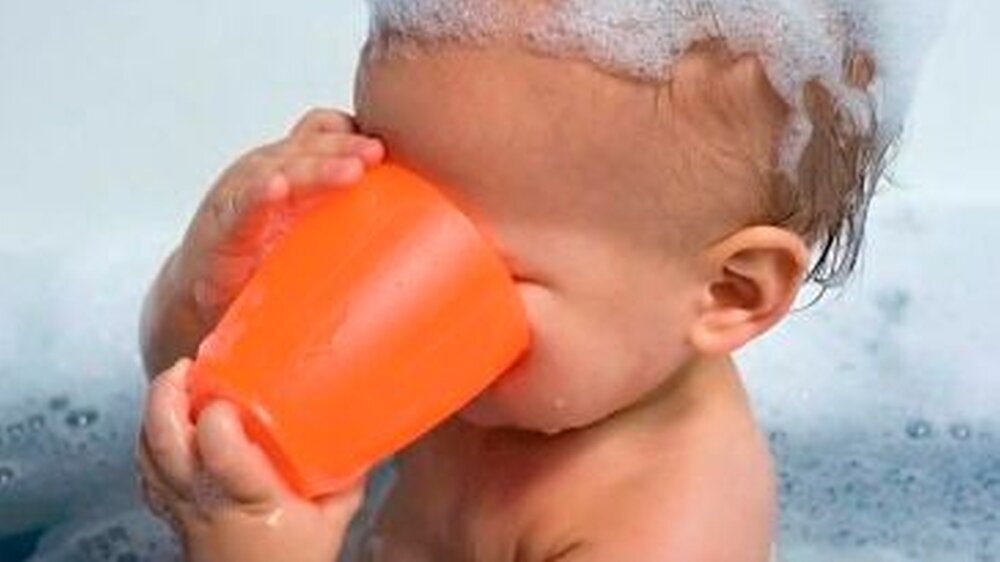 Das frühzeitige Trinken aus dem offenen Becher kombiniert mit der Zahnpflege durch die Eltern trägt zu lebenslanger Zahngesundheit bei.