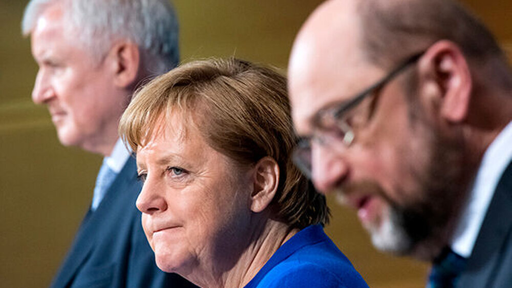 Nach fast 24 Stunden finaler Sondierung treten Horst Seehofer, Kanzlerin Angela Merkel und Martin Schulz (v.l.) im Willy-Brandt-Haus in Berlin vor die Presse.