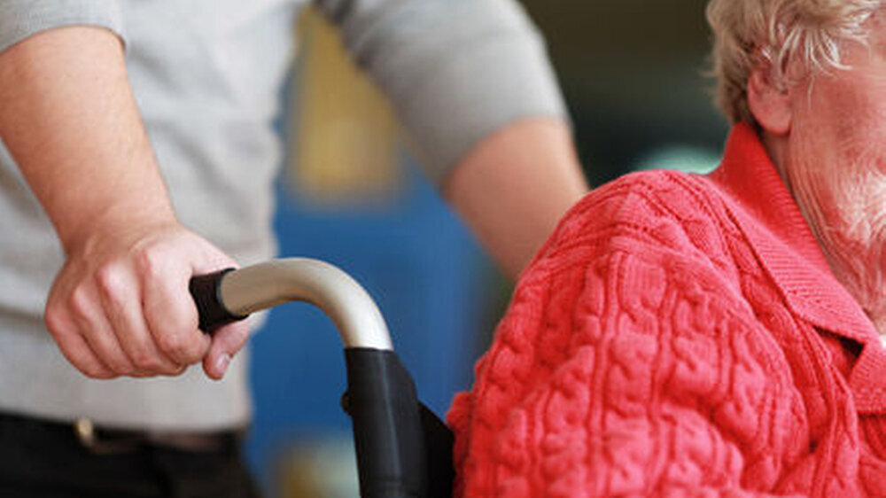 Die Bevölkerungsalterung lässt einen weiteren Anstieg der Pflegefallzahlen erwarten: Wird allein die Auswirkung des demografischen Wandels auf die Pflegefallzahlen simuliert, nimmt die Zahl der Pflegebedürftigen bis 2035 auf gut vier Millionen zu. Bei