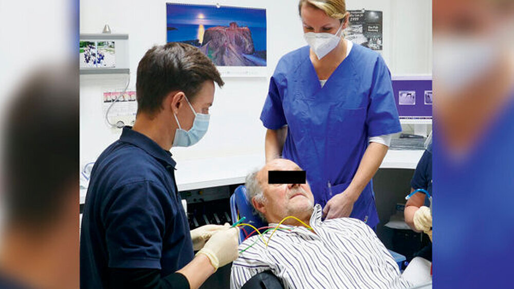 Abb. 1: Monitoring bei einem kardiovaskulär erkrankten Patienten (Blutdruckmessung und Überwachung des Herzrhythmus mit einem 1-Kanal-EKG)