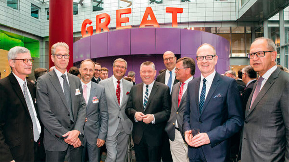 V.l.n.r.: Der KBV-Vorstand Dr. Thomas Kriedel, Dr. Andreas Gassen und Dr. Stephan Hofmeister, Dr. Wolfgang Eßer, Minister Hermann Gröhe, Dr. Karl-Georg Pochhammer, BÄK-Präsident Prof. Dr. Frank Ulrich Montgomery, ZA Martin Hendges und Dr. Peter Engel V.l.n.r.: Der KBV-Vorstand Dr. Thomas Kriedel, Dr. Andreas Gassen und Dr. Stephan Hofmeister, Dr. Wolfgang Eßer, Minister Hermann Gröhe, Dr. Karl-Georg Pochhammer, BÄK-Präsident Prof. Dr. Frank Ulrich Montgomery, ZA Martin Hendges und Dr. Peter Engel
