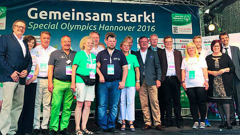 Eröffnung des Healthy-Athletes-Programms im Beisein von (u.a.): Dr. Christoph Hils, Clinical Director Special Smiles Deutschland, Mark Solomeyer, Athletensprecher und SOD-Vizepräsident, Dr. Imke Kaschke, Manager Healthy Athletes Special Olympics Deutschland e.V. / Special Smiles, D.M.D./Univ. of Florida Henner Bunke, Präsident der Zahnärztekammer Niedersachsen, Prof. Dr. Frank-Ulrich Montgomery, Präsident der Bundesärztekammer, Prof. Dr. Christoph Benz, Vizepräsident der Bundeszahnärztekammer (BZÄK), Ingrid Marianne Fischbach, MdB, Parlamentarische Staatssekretärin im Bundesministerium für Gesundheit |