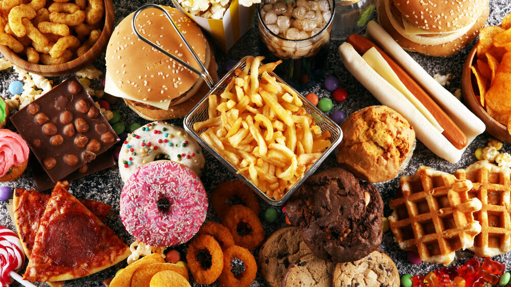 Ungesunde Lebensmittel, Süßigkeiten und Junk Food - schlecht für Figur, Haut, Herz und Zähne. Ungesunde Lebensmittel, Süßigkeiten und Junk Food - schlecht für Figur, Haut, Herz und Zähne.