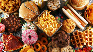 Ungesunde Lebensmittel, Süßigkeiten und Junk Food - schlecht für Figur, Haut, Herz und Zähne.