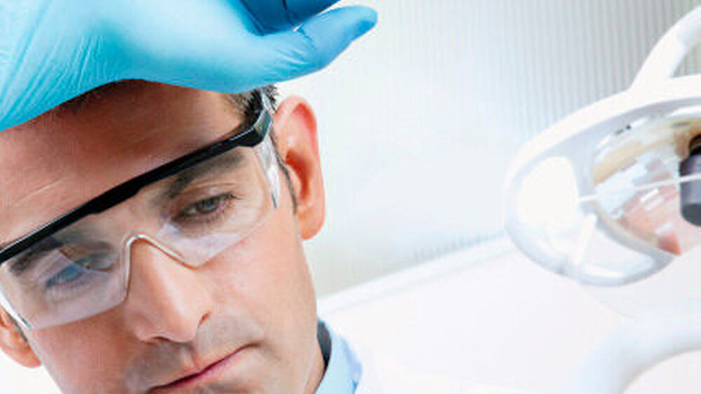 Fix und alle? Zahnärzte sind im Berufsalltag unterschiedlichsten Belastungen ausgeliefert. Neben körperlichen Beschwerden zählt auch die steigende Zahl gesetzlicher Vorgaben zu den Stressfaktoren in der Praxis. |