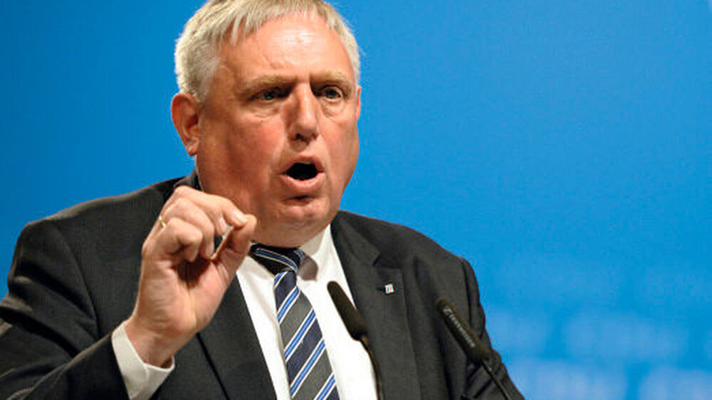 Auch mit der KZBV sieht der Patientenbeauftragte Karl-Josef Laumann Gesprächsbedarf. Der Grund: Laut UPD-Monitor Patientenberatung beschweren sich viele Patienten über extreme Abweichungen der tatsächlichen Behandlungskosten von den Heil- und Kostenplänen. |