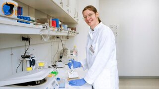 Erstautorin Katja Dinkelborg im Labor