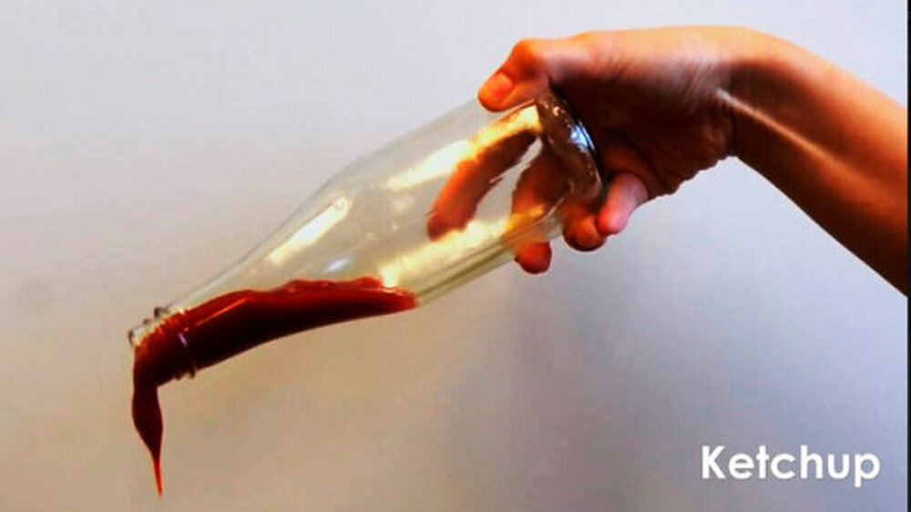 ... mithilfe der speziellen Beschichtung kommt der klebrige Inhalt aus der Flasche...