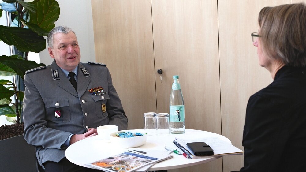 Oberstarzt Dr. Jürgen Rentschler im Gespräch mit zm-Redakteurin Anne Orth am 12. März 2026 in Berlin