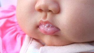Baby mit Spuckebläschen
