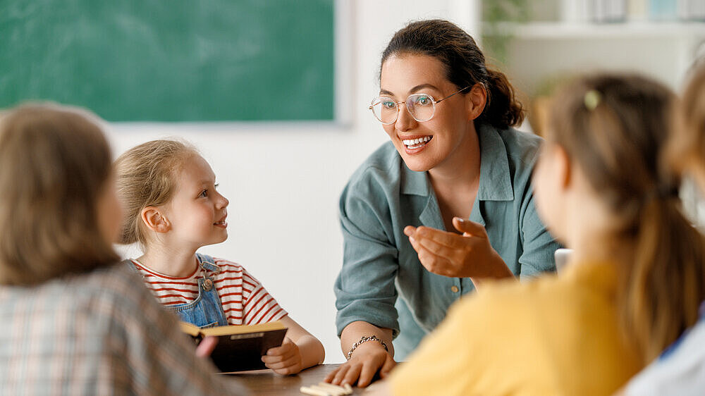 Lehrerin mit Schülern Lehrerin mit Schülern