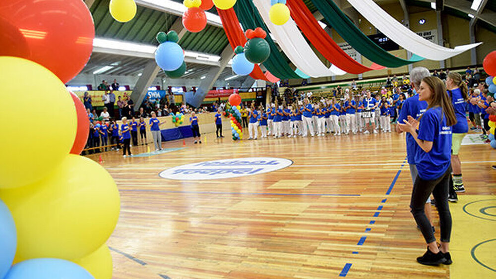 Magdeburg: Strahlende Gesichter beim Sportfest für Menschen mit Down-Syndrom So bunt wie die Luftballons waren auch die vielen Eindrücke, die die Besucher und Teilnehmer des Sportfestes für Menschen mit Down-Syndrom am 8. September in Magdeburg anlässlich des Tags der Zahngesundheit erhielten: Überall freudestrahlende Gesichter, sympathischer Sportsgeist und gelöste Stimmung. Knapp 200 Teilnehmer begaben sich in den sportlichen Wettstreit – bei Runden- und Hindernislauf, Weitsprung, Minigolf oder Kegeln. Sieger war jeder, alle Teilnehmer bekamen am Ende eine Goldmedaille.