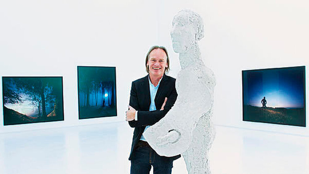 150948-flexible-1900 Neumann im Atrium der Kunsthalle neben Markus Lüpertz’ Skulptur „Malergenie“ und vor Andreas Mühes Fotos aus der Serie „Neue Romantik“. |