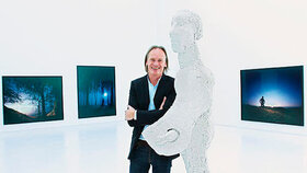 Neumann im Atrium der Kunsthalle neben Markus Lüpertz’ Skulptur „Malergenie“ und vor Andreas Mühes Fotos aus der Serie „Neue Romantik“. |