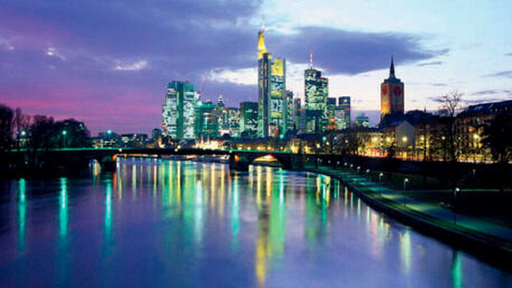 Frankfurt ist nicht nur als Kongressstadt schön. Hier bei Nacht ...