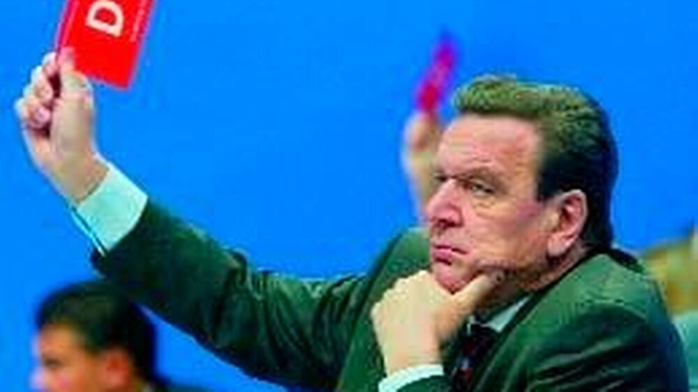 Ein nachdenklicher Kanzler: Nur mit Mühe gelang dem SPD-Parteivorsitzenden Gerhard Schröder auf dem Bochumer Parteitag die Einigung mit der Parteibasis.
