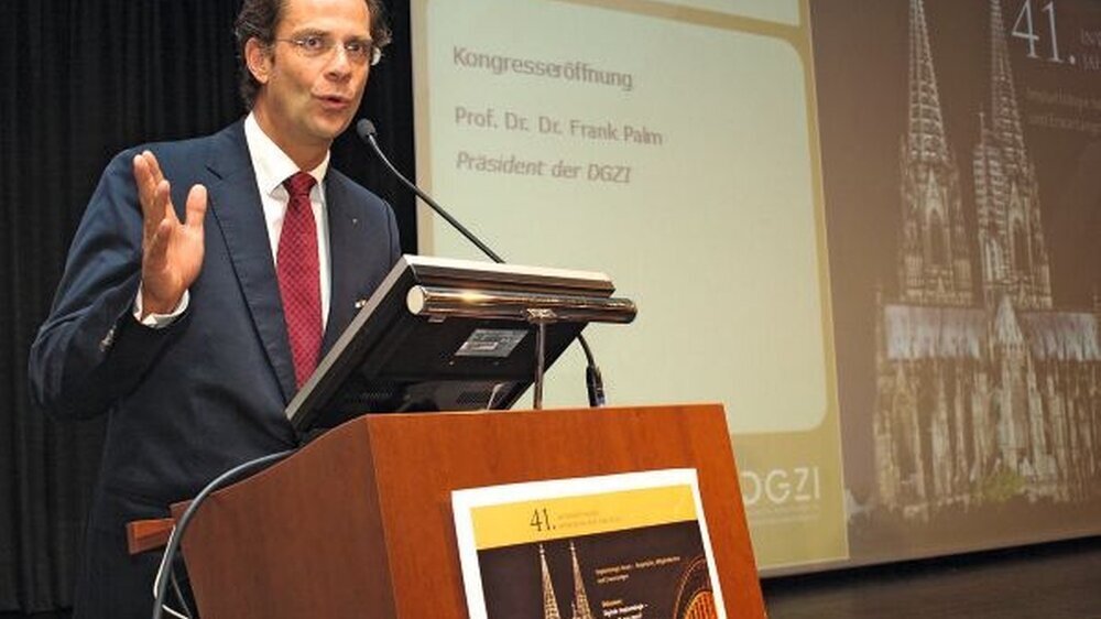 DGZI-Präsident Prof. Frank Palm hieß die Kongressteilnehmer zur Eröffnung willkommen. | DGZI-Präsident Prof. Frank Palm hieß die Kongressteilnehmer zur Eröffnung willkommen. |