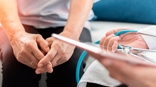 Ältere Patientin beim Arzt