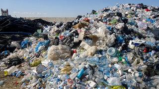 Massiver Plastikberg in der Landschaft.