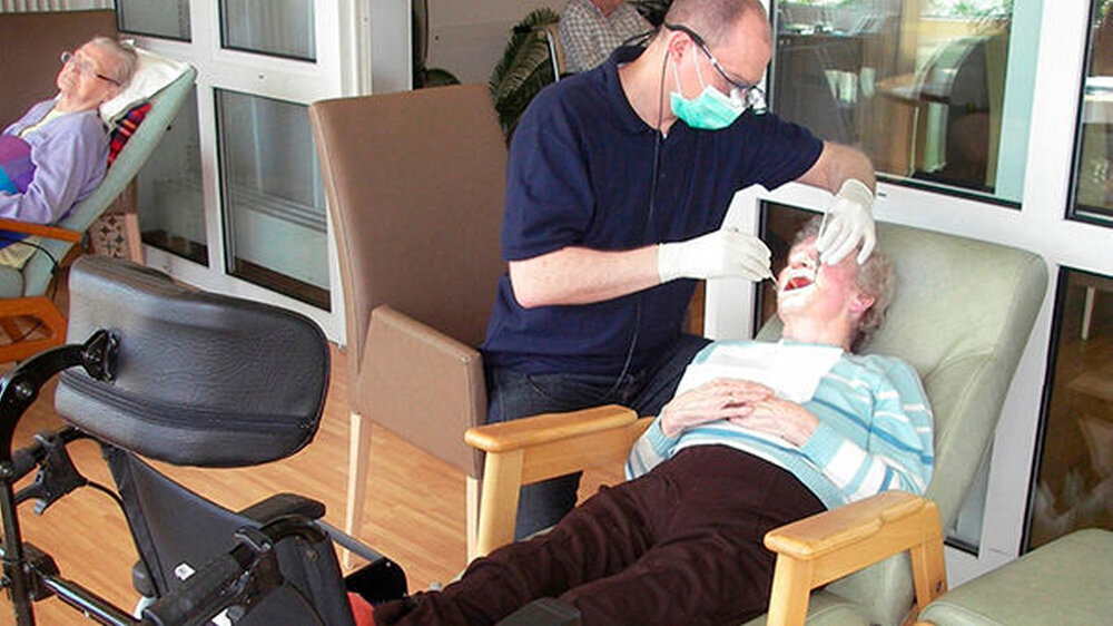 Der Patient sitzt im Aufenthaltsraum: Unter Zuhilfenahme eines Liegestuhls kann hier in entspannter Haltung unkompliziert der Mund vollständig inspiziert werden. Stützt man den Unterarm dabei auf die Kopflehne ab, ermöglicht das eine nahezu vollständi