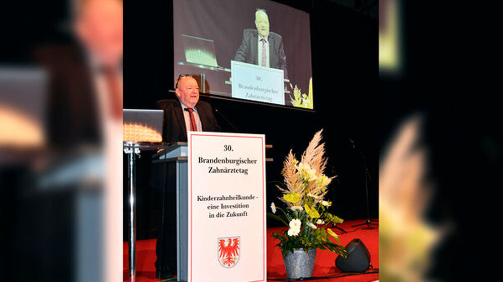Kammerpräsident Jürgen Herbert bei seiner Eröffnungsrede