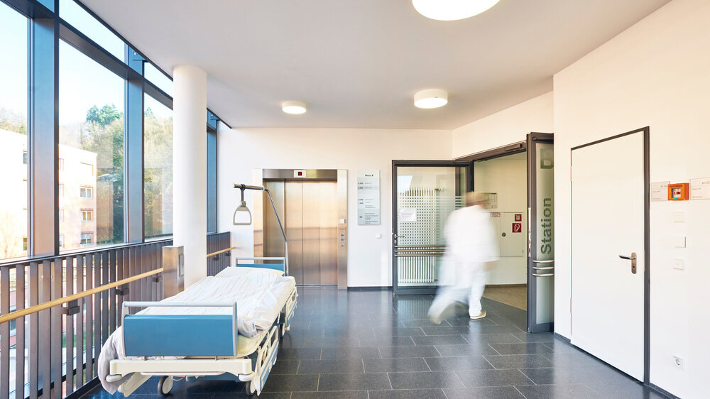 Arzt läuft durch Krankenhausflur Arzt läuft durch Krankenhausflur
