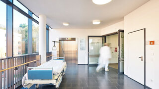 Arzt läuft durch Krankenhausflur