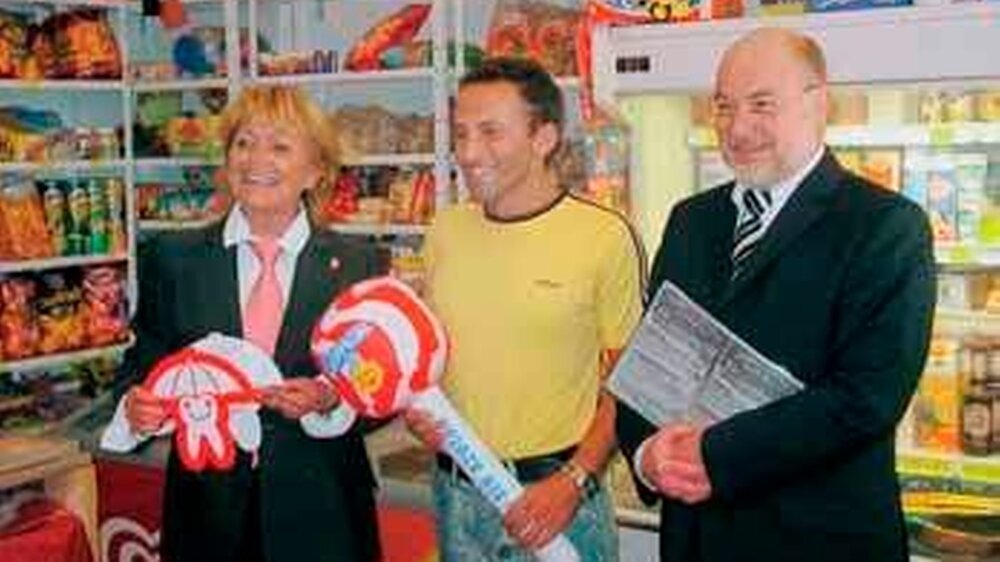 Auftakt des Modellprojekts: Im Schulkiosk von Metin Kitir (m.) gibt es ab sofort zahnfreundliche Süßwaren, dank der Unterstützung des Berliner Kammerpräsidenten Dr. Wolfgang Schmiedel (r.) und Hedi Peters von der Aktion zahnfreundlich (l.)