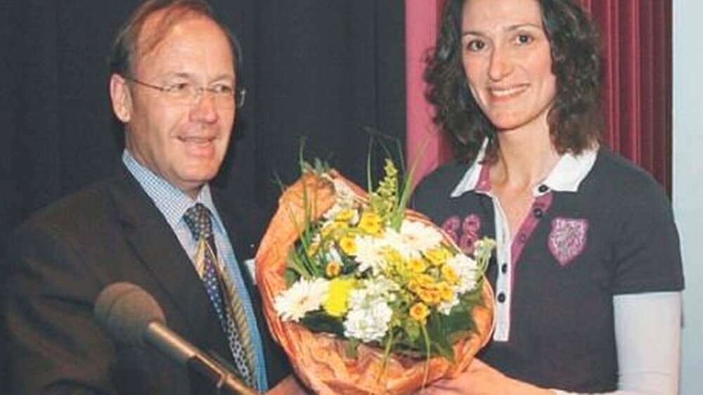 Dr. Nadia Kühl aus Kiel wurde vom Vizepräsidenten und Fortbildungsreferenten Dr. Michael Brandt als 1 500ste Teilnehmerin mit Blumen begrüßt. Sie erhielt zusätzlich einen Kongressgutschein für 2010.
