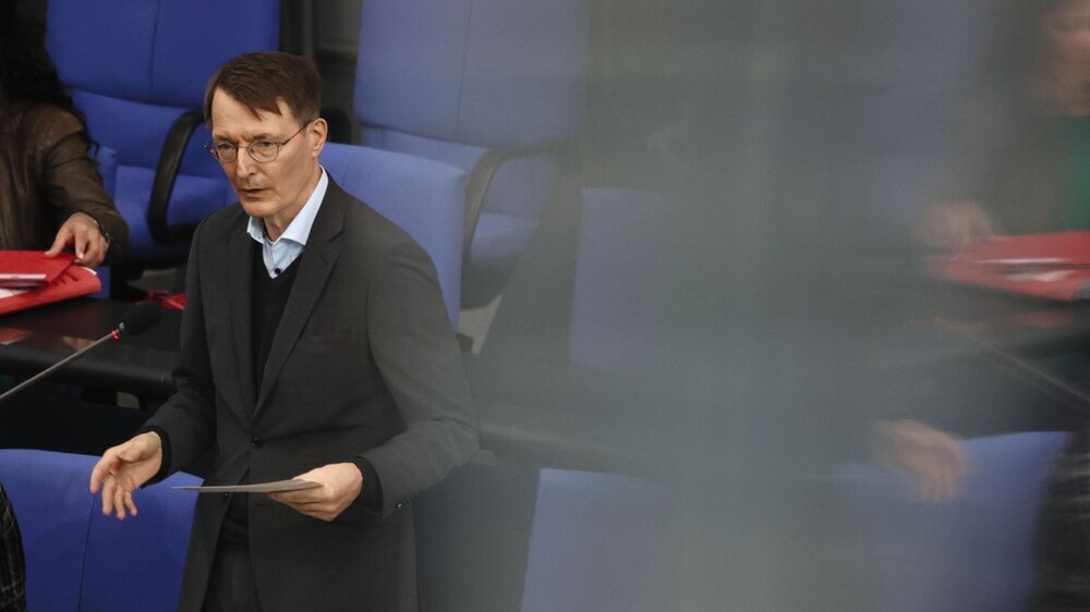 Bundesgesundheitsminister Karl Lauterbach im Bundestag Karl Lauterbach (SPD), Bundesgesundheitsminister, stellt sich bei einer Regierungsbefragung den Fragen der Abgeordneten am 12.10.2022