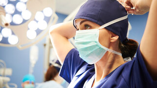 Chirurgin mit OP-Maske