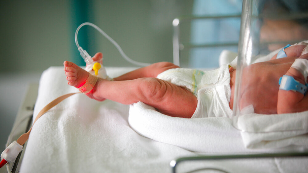 Frühgeborenes Baby in einem Inkubator in der Neugeborenenabteilung der Entbindungsstation Frühgeborenes Baby in einem Inkubator in der Neugeborenenabteilung der Entbindungsstation