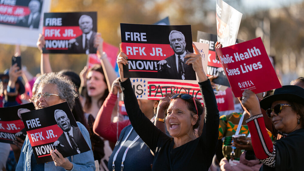 Demonstranten marschieren am Mittwoch, dem 5. November 2025, im Rahmen einer Kundgebung unter dem Motto „RFK raus!“ auf der National Mall in Washington zum US-Gesundheitsministerium