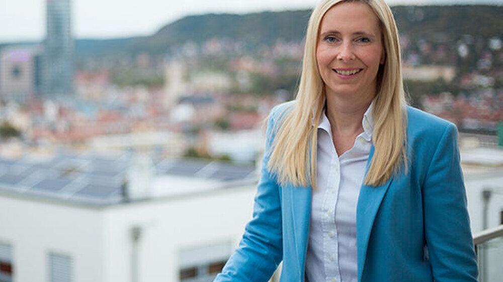 "Ich stehe für einen besseren Mix im Vorstand: jünger, weiblicher, regional ausgewogen und verschiedene zahnärztliche Arbeitsgebiete umfassend. Und das ohne Quote!“ Zahnärztin Rebecca Otto aus Jena.