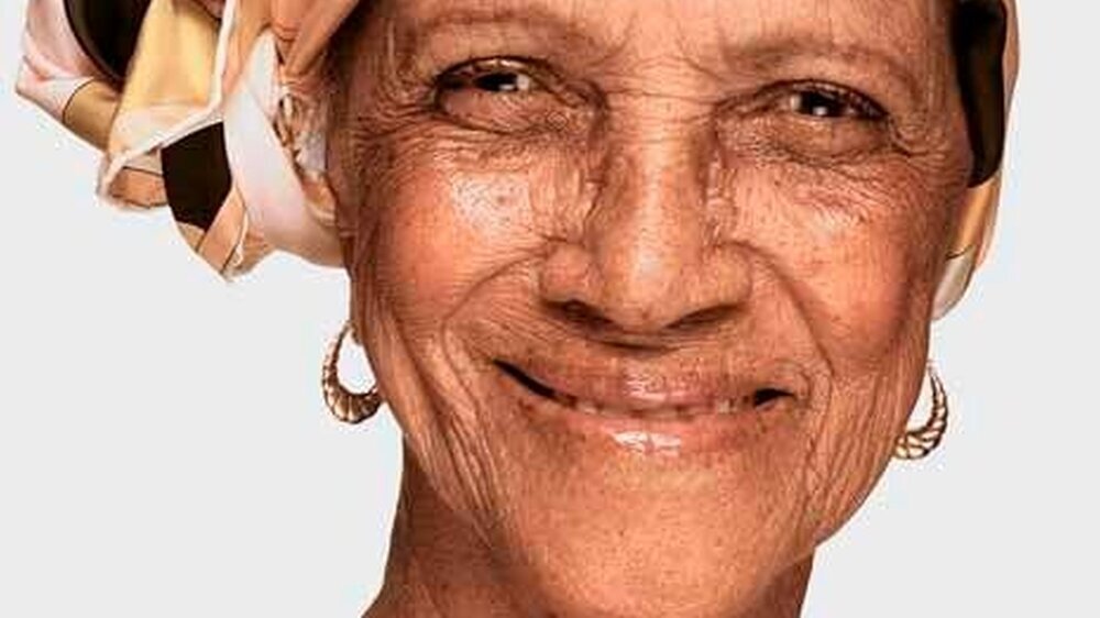 Irene Sinclair ist mit 95 Jahren das wohl derzeit älteste Kosmetik-Model der Welt. Würdevolles Altern kann schön sein, schön empfunden werden – und damit auch schön machen. Der erste Schritt zu einem Wertewandel in einer überalternden Gesellschaft