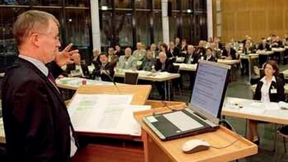 Ist die jüngste Gesundheitsreform nur eine weitere Herausforderung für Deutschlands Zahnärzteschaft? Mehr als das, meint Dr. Jürgen Fedderwitz. Der KZBV-Vorsitzende befürchtet eine Umverteilung des gesamten Gesundheitssystems.