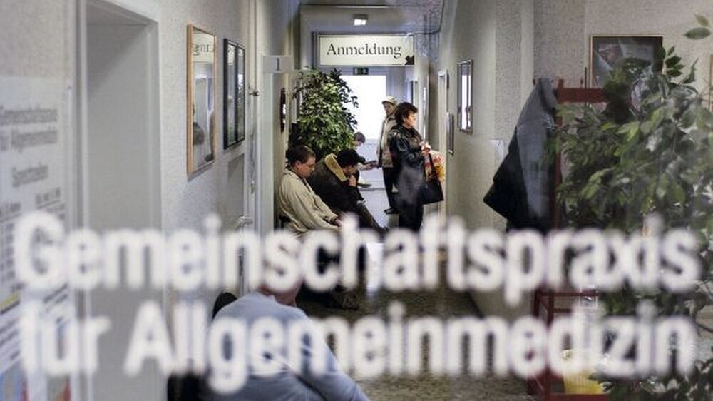 Die Überalterung macht auch vor der Medizinerzunft nicht halt: Bis 2020 gehen voraussichtlich 120 000 Vertragsärzte in den Ruhestand – und nur 80 000 junge Ärzte rücken nach.