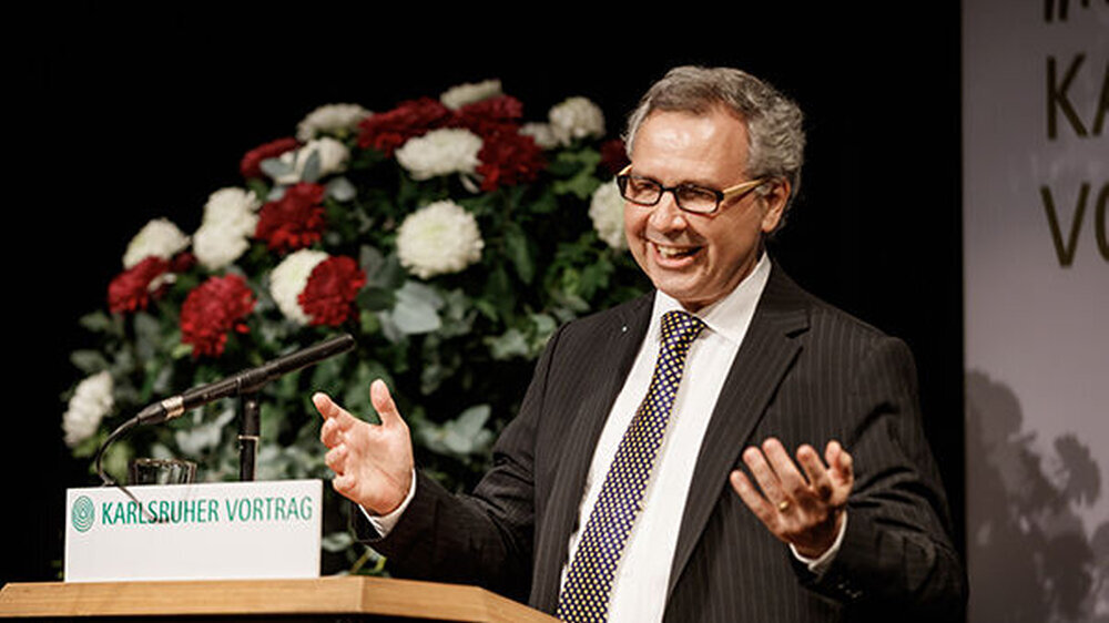 Prof. Dr. Winfried Walther, Direktor der\r\nAkademie für Zahnärztliche Fortbildung Karlsruhe, freute sich auf eine Vor-Ort-Geburtstagsfeier, war aber auch mit der coronabedingten Online-Variante zufrieden.