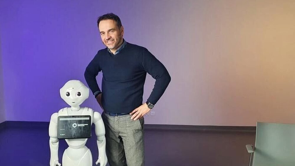 Konrad Maj, PhD, von der SWPS University, mit einem an der Studie teilnehmenden Roboter