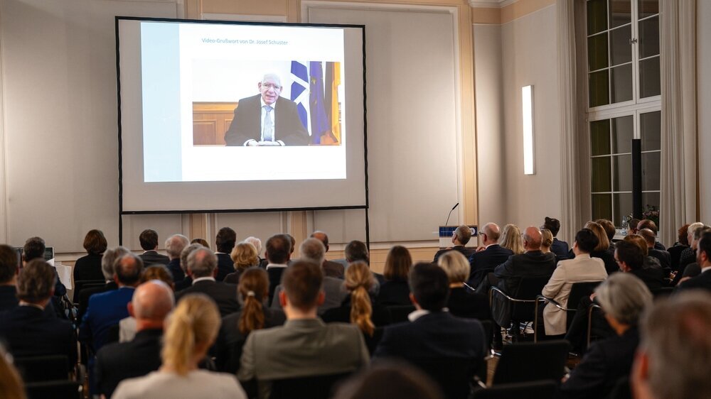 Dr. Josef Schuster, Präsident des Zentralrats der Juden, hält eine Grußbotschaft per Video.